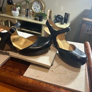 Dansko size 36- NEW
